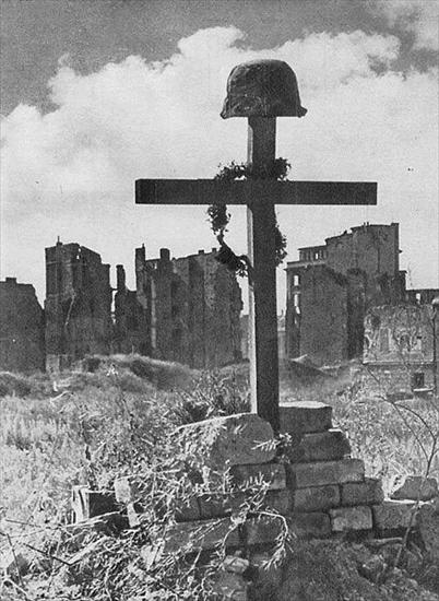 archiwalne fotografie II wojna światowa - Powstanie_warszawskie Polish_Soldiers_Grave_Warsaw_1945.jpg