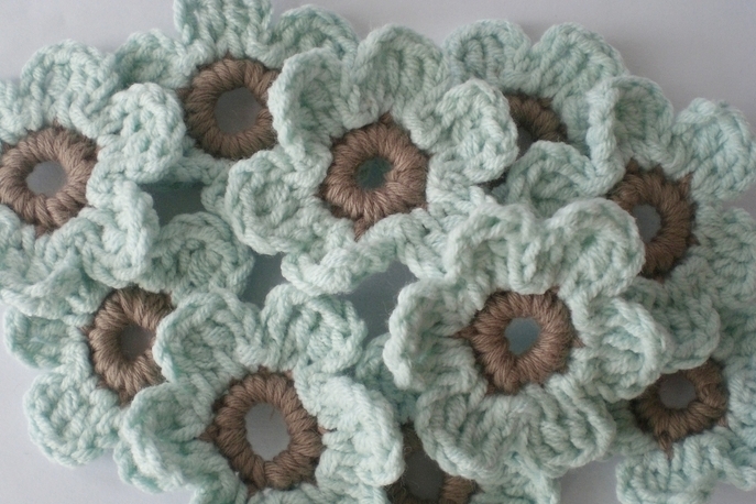 Szydełkowe kwiaty - hand-crocheted-flowers-duck-egg-blue-brown-2-inch-1036-p.jpg